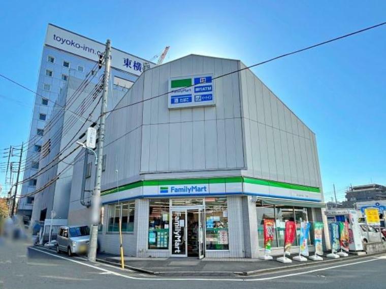コンビニ ファミリーマート東久留米本町一丁目店 すぐ近くにコンビニがあるとちょっと安心できますよね。 日々の生活で欠かせないお店です。