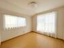 子供部屋 ≪6.62帖洋室≫窓も大きく、風通しも良好です！家具の配置がしやすいよう、シンプルなつくりになっております。