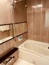浴室 木目調のパネルが高級感とくつろぎの空間を演出する浴室。追焚機能・浴室乾燥機付きです。