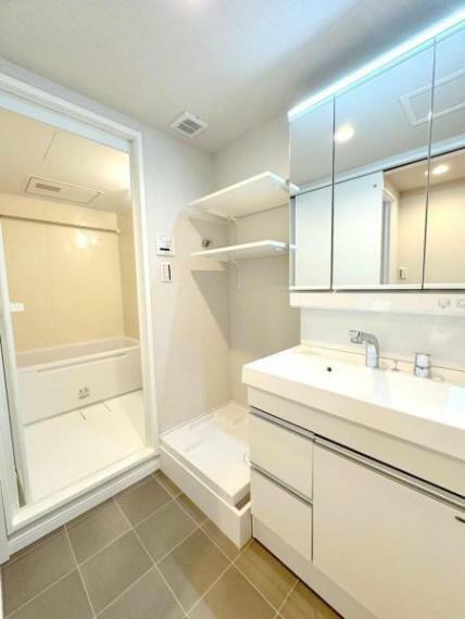 洗面化粧台 ■毎日使う洗面所は清潔感溢れる白を基調とした空間