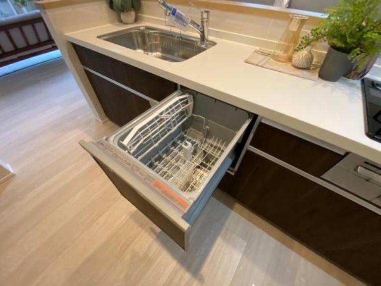 キッチン 食洗機  手間・時間をかけず、効率よく食器類を洗浄 家事の時間を大幅に短縮出来ます！ かつ節水効果にも優れた食洗機を標準装備。スライド式なので場所も取りません。