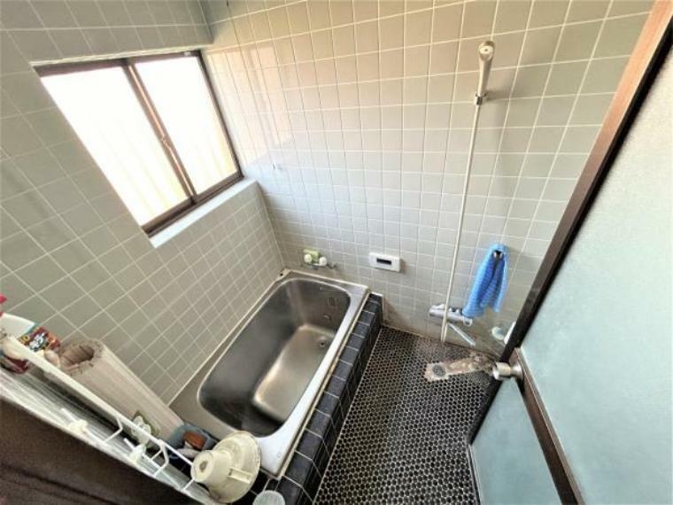浴室 【浴室】採光と通風を兼ねた窓がある、0.75坪タイプの浴室です。