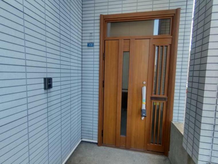 玄関 【リフォーム後】玄関ドアは断熱性のものに新品交換しました。北海道の厳しい冬の寒さも安心ですね。