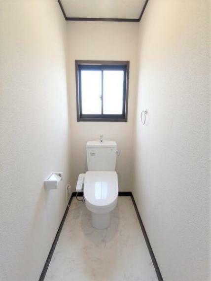 トイレ 【リフォーム済】2階トイレです。1階と同様、TOTO製の温水洗浄機能付きに新品交換しました。おうちにトイレが2つあれば、順番待ちのイライラも解消ですね。