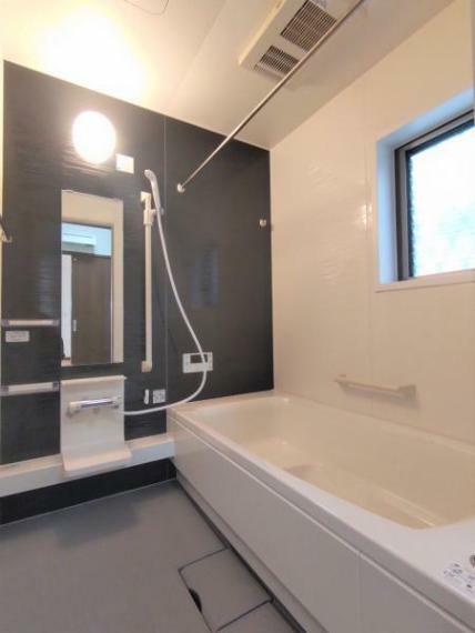 浴室 【ユニットバス】足を伸ばして入れる1坪サイズのお風呂ならゆったりとした気持ちで寛いでいただけます。シャワーはスライドバーで高さ調整が自在です。