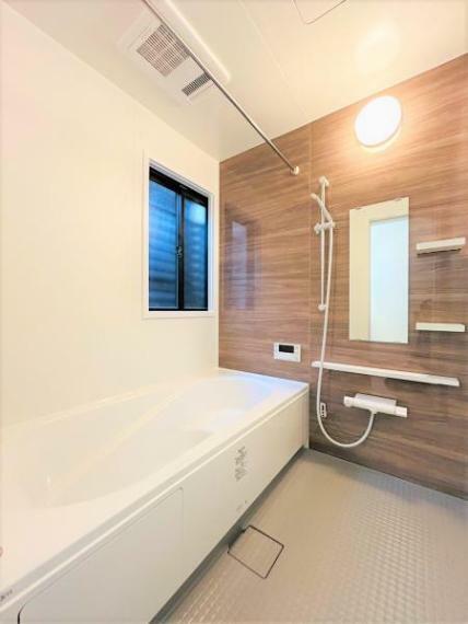 浴室 【リフォーム済】浴室は新品のユニットバスに交換しました。足を伸ばせる1坪サイズの広々とした浴槽で、1日の疲れをゆっくり癒すことができますよ。