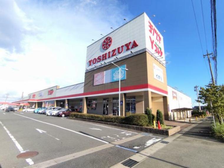 スーパー ヨシヅヤ愛西勝幡店様まで約550m（徒歩約7分）ちょっとそこまでの距離で日々のお買い物が済ませれるのは嬉しいポイント。健康のために歩いても程よい距離なので長続きしそうです。