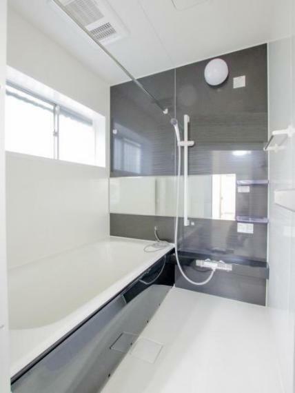 浴室 【リフォーム済】浴室はハウステック製の1坪サイズのユニットバスを新設しました。1坪サイズなので男性の方でも足を延ばして入浴することができます。