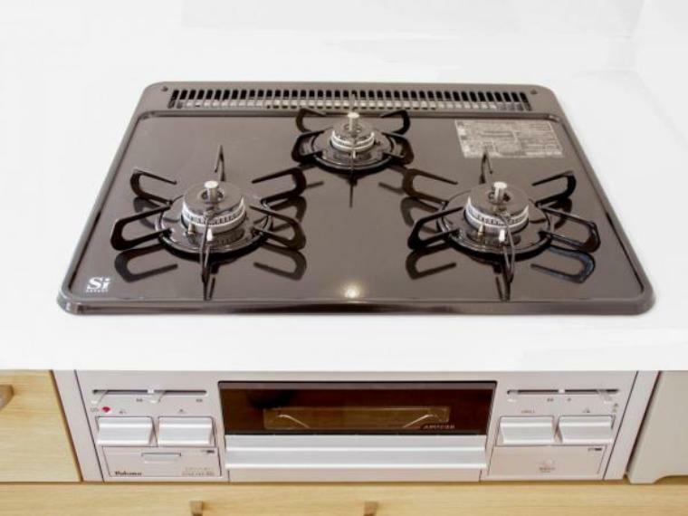 キッチン 【リフォーム済】コンロはビルトインコンロ幅600mmタイプを設置しています。全口Siセンサー搭載なのでバーナーの温度センサーが料理の焦げ付きを感知して自動消火してくれる「焦げ付き消火機能」付きです。