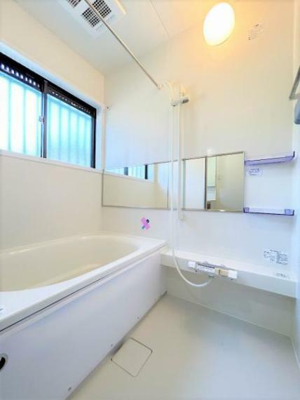 浴室 【リフォーム済】浴室は移設してハウステック製を設置しました。高い節水効果を持ちながら、肩まわりゆったりの入浴感が楽しめるバランスのとれた浴槽です。浴室乾燥機も付いています。