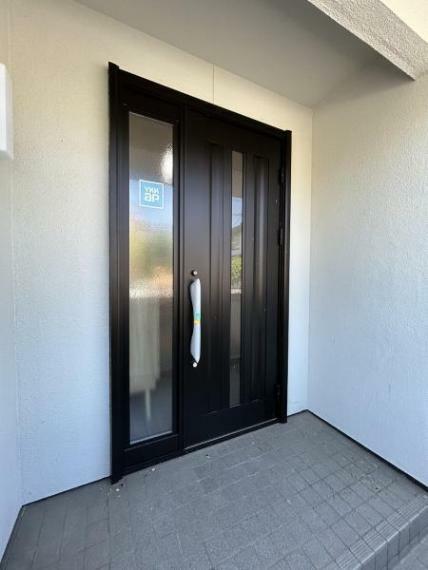 外観写真 【リフォーム済】玄関ドアは新しいものに交換しました。新鮮な気持ちで新生活を送ることができますね。