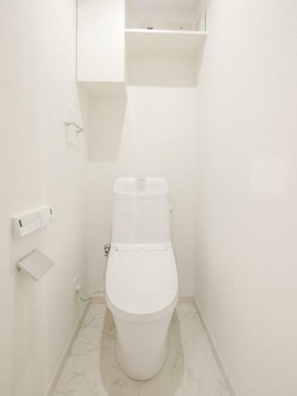 トイレ 【リフォーム済】LIXIL製の洗浄機能付便器に交換。従来に比べ約69％節水できる「超節水ECO5トイレ」　フチレス形状でフチを丸ごとなくしているので、お掃除もラクラクです。