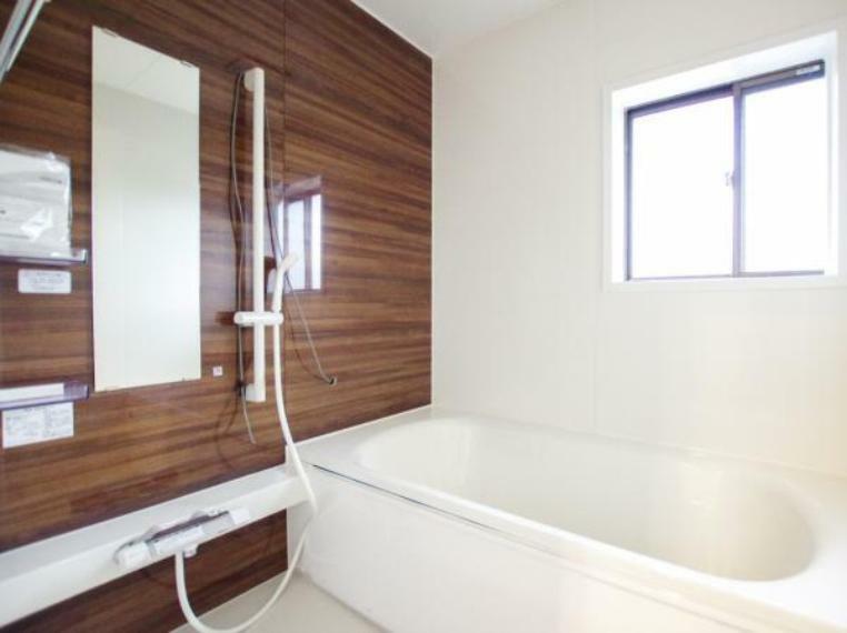 浴室 【リフォーム済】浴室は移設して1坪サイズのハウステック製浴室乾燥機能付きに交換しました。高い節水効果を持ちながら、肩まわりゆったりの入浴感が楽しめるバランスのとれた浴槽です。