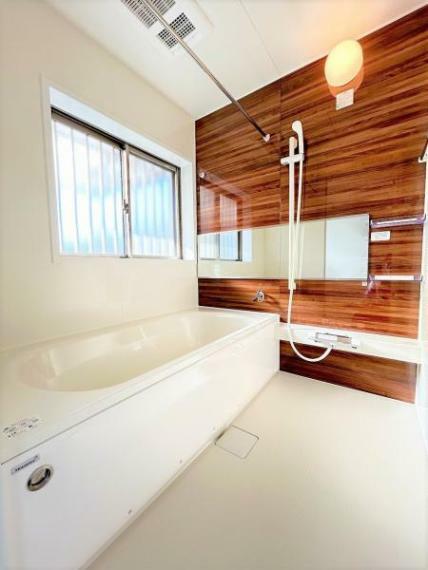 浴室 【【リフォーム済】浴室はハウステック製の新品のユニットバスに交換しました。足を伸ばせる1坪サイズの広々とした浴槽で、1日の疲れをゆっくり癒すことができますよ。