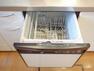 キッチン システムキッチンには食器洗乾燥機が付いています。