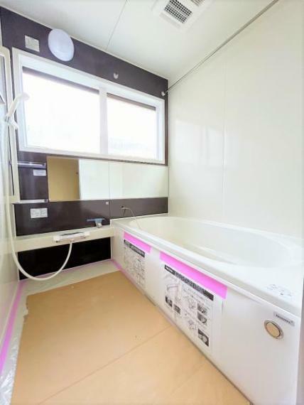 浴室 【同仕様写真】浴室はハウステック製の新品のユニットバスに交換します。足を伸ばせる1坪サイズの広々とした浴槽で、1日の疲れをゆっくり癒すことができますよ。