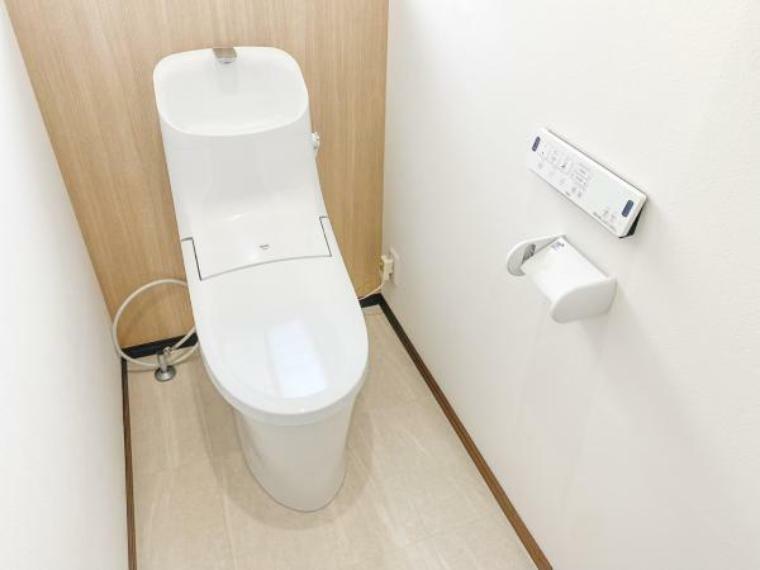 トイレ 【同仕様写真】LIXIL製の洗浄機能付便器に交換予定。従来に比べ約69％節水できる「超節水ECO5トイレ」　フチレス形状でフチを丸ごとなくしているので、お掃除もラクラクです。
