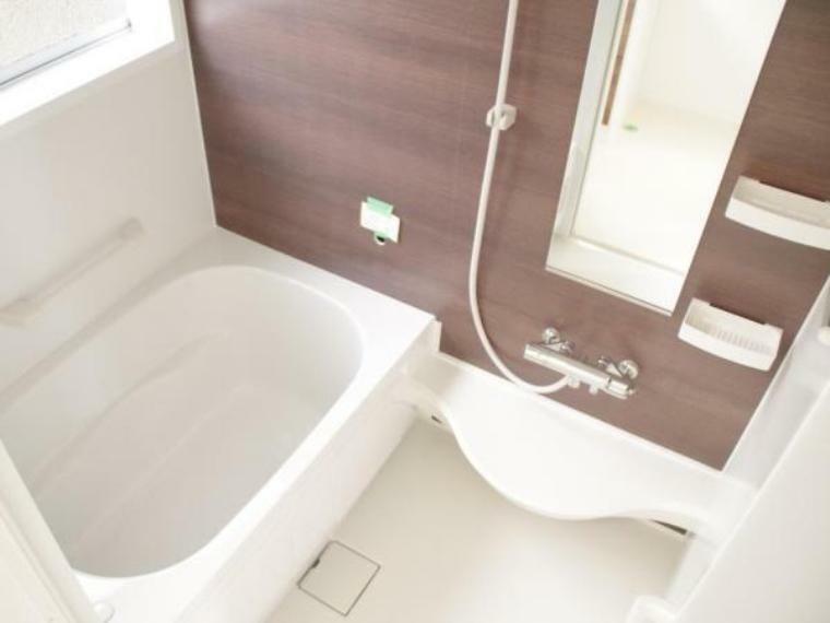 浴室 【同仕様写真】浴室は新品のハウステック製ユニットバスを設置します。高い節水効果を持ちながら、肩まわりゆったりの入浴感が楽しめるバランスのとれた浴槽です。0.75坪タイプと少し小さめですが節水になりますよ。