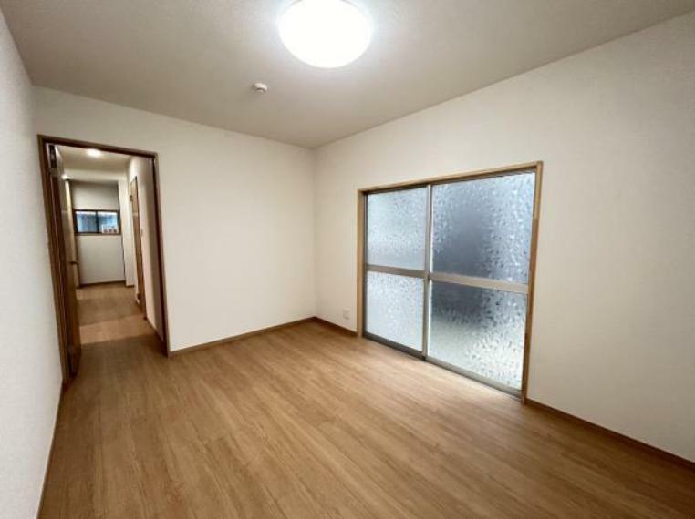 【リフォーム後写真】1階6帖洋室です。天井、壁はクロスで仕上げて床はフローリングで仕上げました。寝室として利用するのもよさそうです。