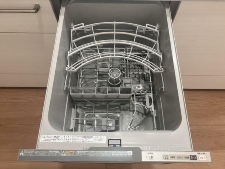キッチン 【同仕様写真】キッチンは永大産業製で食洗器付きです。面倒な皿洗いもこれ一つで時短になりますね。