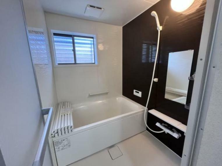 浴室 【リフォーム済】浴室はハウステック製の新品のユニットバスに交換します。浴槽には滑り止めの凹凸があり、床は濡れた状態でも滑りにくい加工がされている安心設計です。