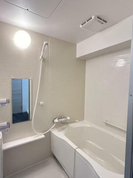 浴室 【リフォーム済】浴室は新品のユニットバスに交換済みです。明るく清潔な印象が素敵ですね。