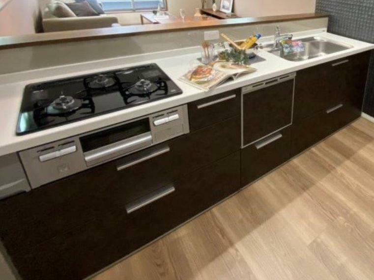 同仕様写真（内観） ＼同仕様写真/（アーバンステイトリー）キッチンは標準で食器洗浄乾燥機が付いています。床材やクロスのお色もスタイルに合わせてセレクトさせていただきます