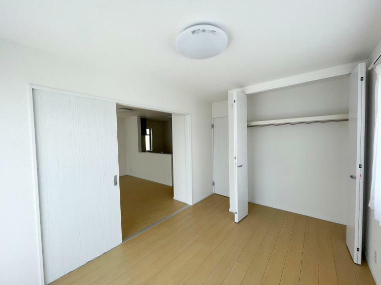 《1階洋室6帖》ワイドなクローゼットを備えた洋室！リビングと隣り合い、引き戸でリビングの空間と繋げてお使いいただける設計。