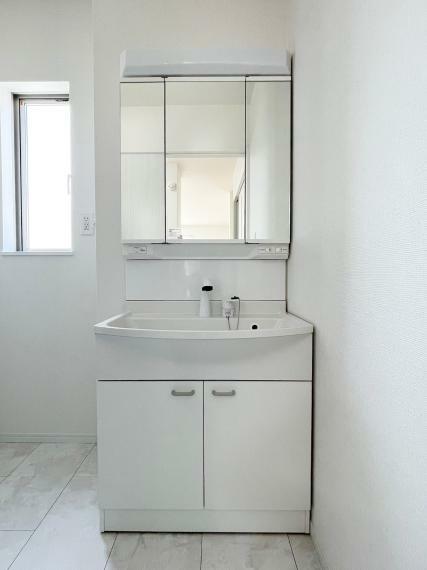 お手入れしやすく使いやすい3面鏡付きの洗面台です！