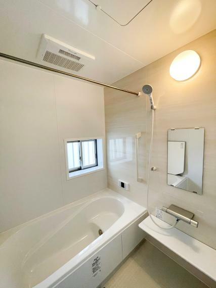 浴室 疲れた日にはお湯をためてリラックスタイムを！ 冬場の入浴に快適な浴室暖房付きで、ヒートショック防止にもなります。