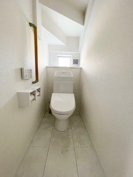 トイレ 節水省エネ仕様のウォシュレット付シャワートイレです。進化したふちでお手入れも簡単。 蓋は自動開閉なので感染症予防にもなります。