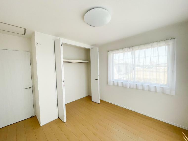 ≪6.06帖洋室≫窓も大きく、風通しも良好です！家具の配置がしやすいよう、シンプルなつくりになっております。