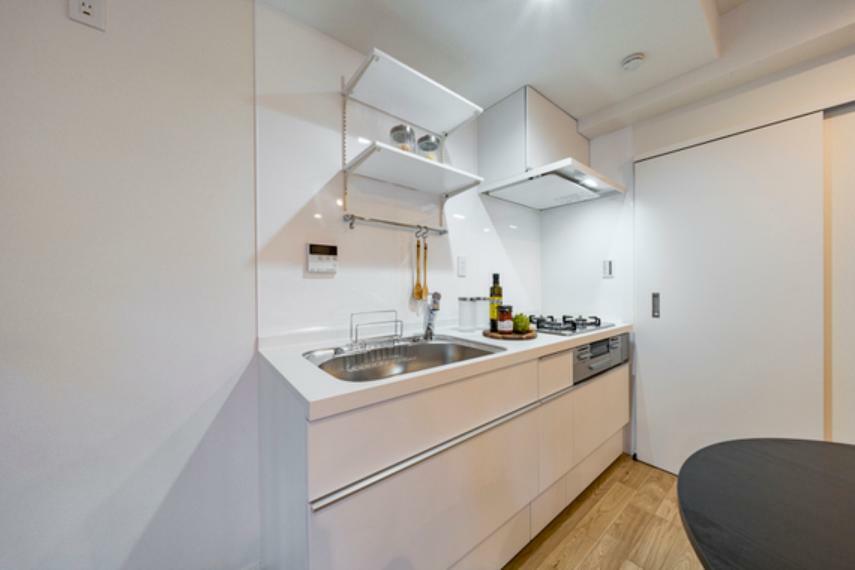 キッチン 【キッチン】キッチン隣に洗面所があります。扉は引き戸タイプを採用することで、家具や家電の配置がしやすくなり、空間を有効活用いただけます。（2024年2月撮影）