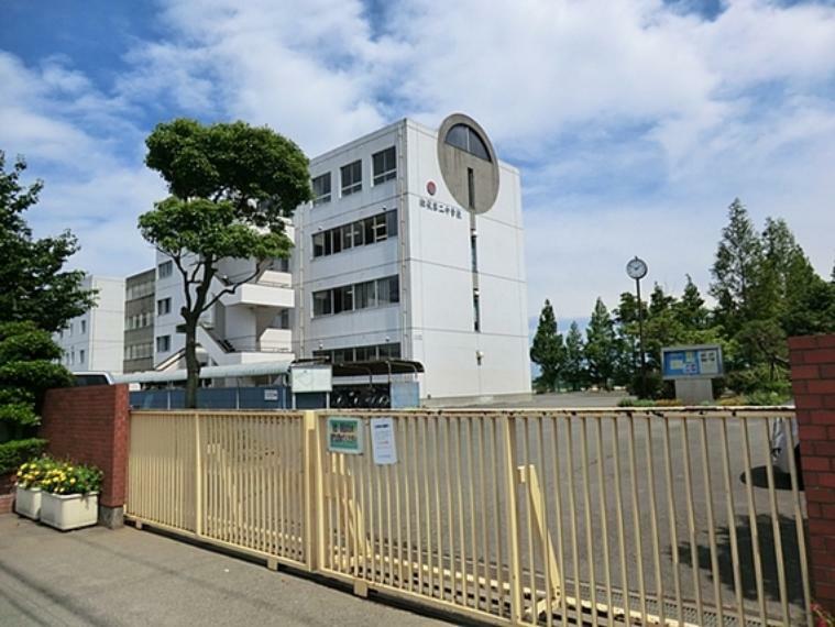 中学校 学校は、田んぼに囲まれた自然の中にあります。プロゴルファーの石川遼選手や、男子バレーボールのゴッツ石島選手の母校です。