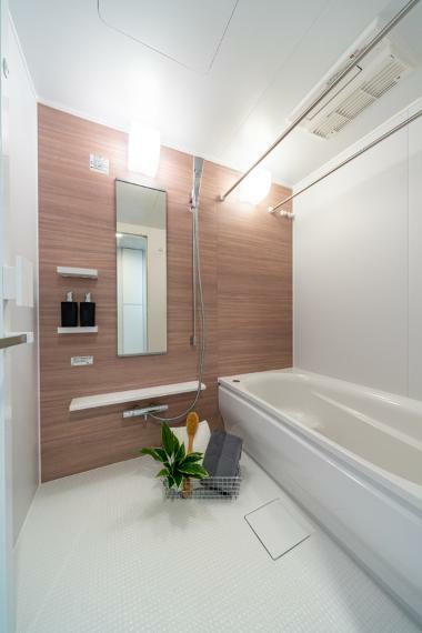 浴室 【浴室】1日の疲れを癒すバスルームには、木目のパネルが施されています。衣類の乾燥に便利なハンガーパイプが2本設置されています。