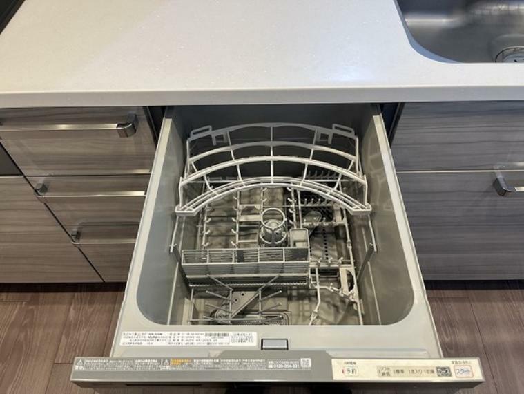【食器洗い乾燥機】ビルトインタイプの食器洗い乾燥機が備わっています。毎日の家事の負担を軽減するとともに、節水にもつながります。