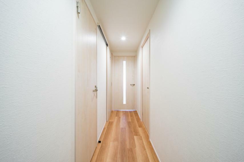 【廊下】LDKへ繋がる廊下です。北西側の洋室はLDKと廊下の2方向から出入り可能で、プライベートな時間も大切にお過ごしいただけます。（2024年3月撮影）