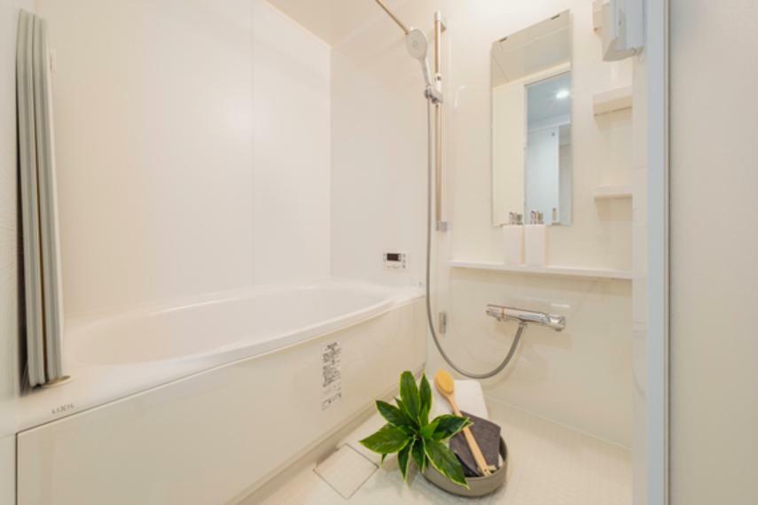 浴室 【浴室】白を基調とした、清潔感のあるバスルーム。換気乾燥暖房機付きで、雨の日や花粉の季節のお洗濯に便利です。