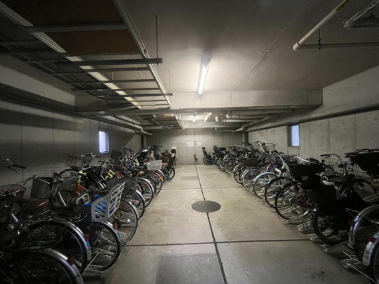 【駐輪場】雨風の影響を受けにくい、屋内型の駐輪場です。サイクルラックが設置されています。