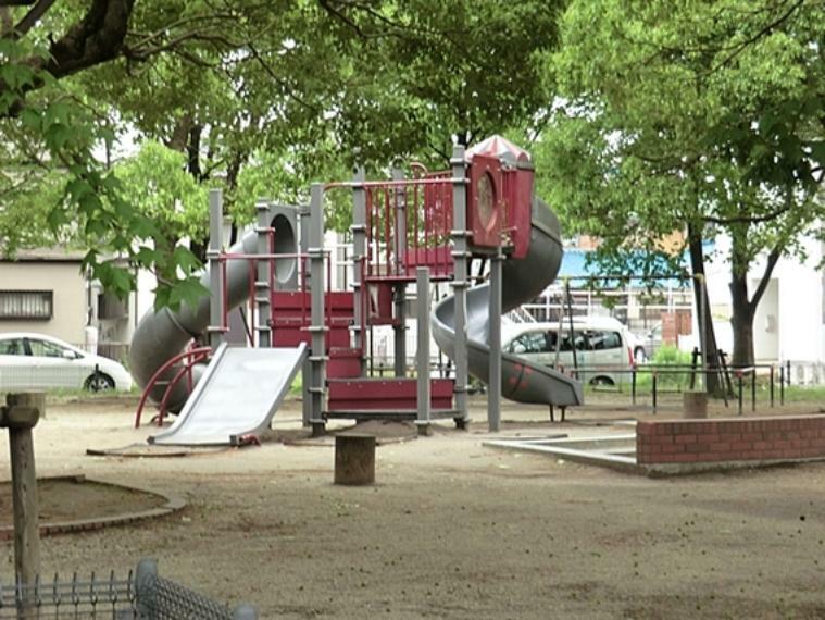 公園 公園の東側は開放感のある広場スペースとなっており、複数のお子さんがのびのびと駆け回ったり、スポーツを楽しんだりできます。