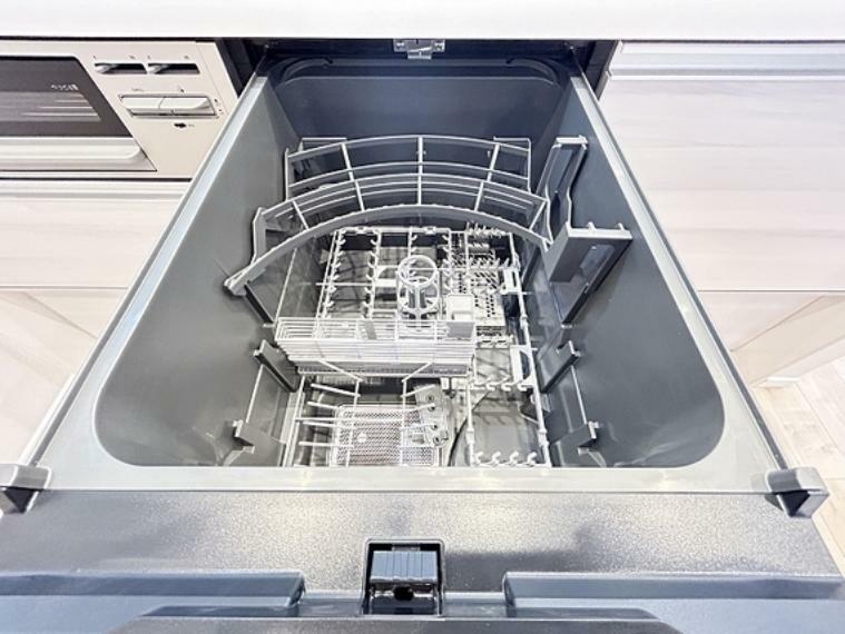 キッチン 後片付けもラクラクな食器洗乾燥機付高温洗浄なので清潔で水道代も抑えられます。