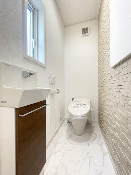トイレ アクセントクロスを施しトイレもオシャレな空間に。換気用小窓があり、明るく清潔な空間です。