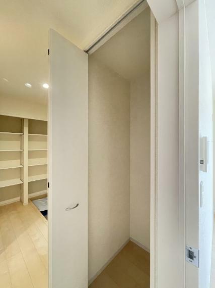 収納 1階廊下収納には掃除用品や日用品のストックなどを収納できます。