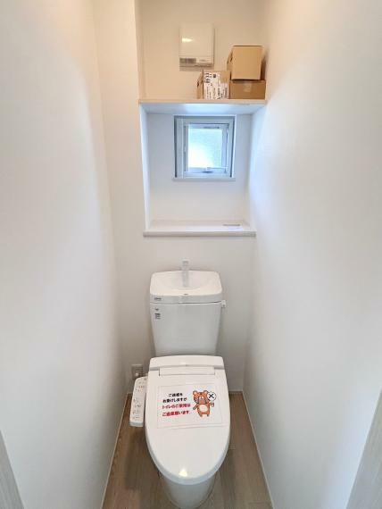 トイレ 節水省エネ仕様のウォシュレット付シャワートイレです。進化したふちでお手入れも簡単。 蓋は自動開閉なので感染症予防にもなります。