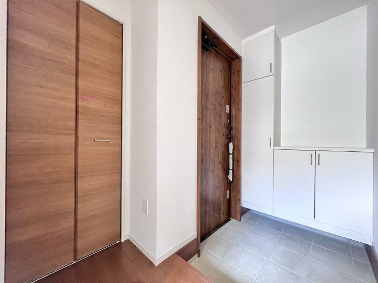 玄関 ゆとりのある玄関空間は、家族や来客が快適に出入りできる環境を提供します。