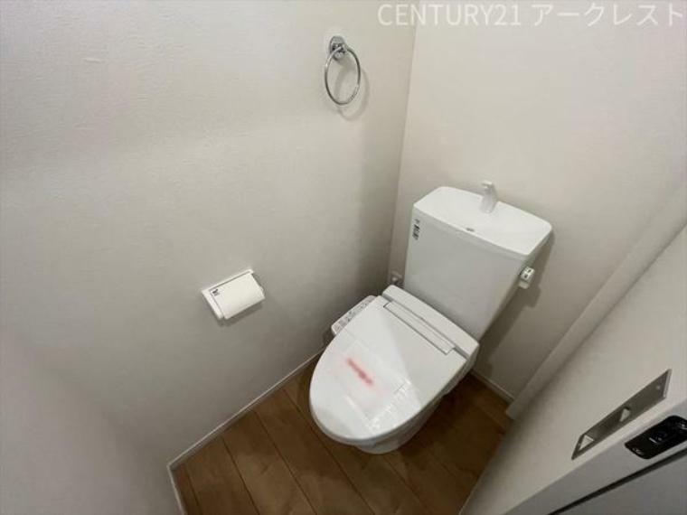 シンプルな内装のスッキリとしたトイレです。お手入れやお掃除が、簡単にできるシンプルなデザインのトイレです。