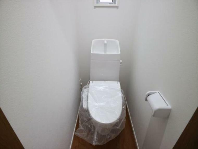 トイレ 明るく、スッキリとした温水洗浄便座トイレです。お手入れやお掃除が簡単にできるシンプルなデザインです。