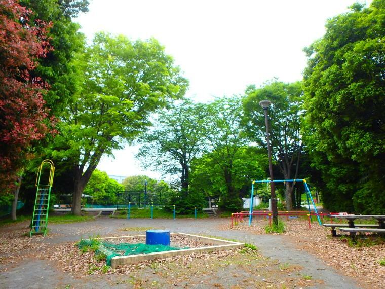 公園 法泉公園（今井川にかかる法泉橋の北側に位置する公園。緑豊かな公園で、広い広場があります。遊具も揃っています。）
