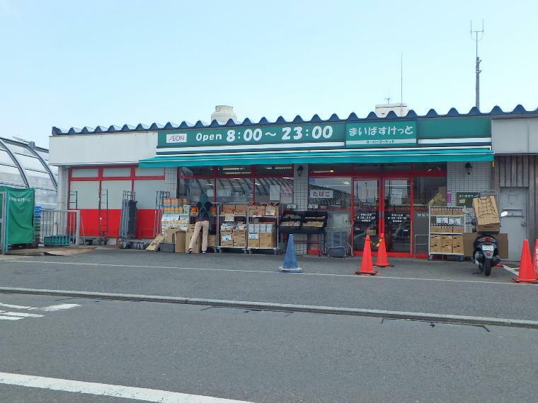 スーパー まいばすけっと新桜ヶ丘店（イオン系列の都市型小型スーパー。食品、雑貨等、生活に必要なものをコンパクトに手に入れることができます。）