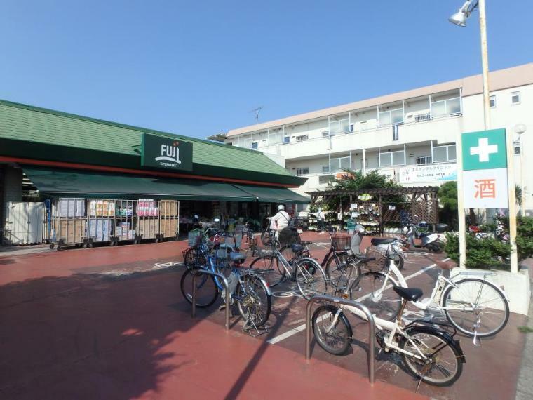 スーパー FUJI新桜ケ丘店（～楽しい食卓を応援します！～をモットーに、新鮮な食品や日用品を取り揃えている地域密着のスーパー。）